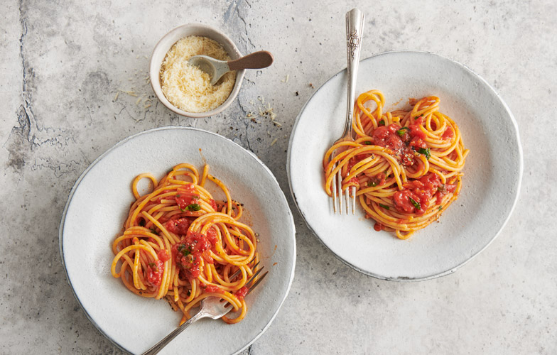 La sauce tomate est parfaite pour accompagner les spaghettis. Mais le pesto sous toutes ses formes est également un bon choix.