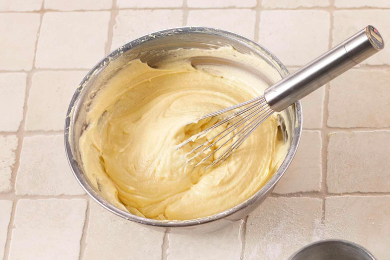 Pour obtenir une consistance parfaite de la pâte, il est important de travailler beurre, sucre et œufs, ou jaunes d’œufs, jusqu’à ce que la masse devienne nettement plus claire (blanc crème) et aérienne.